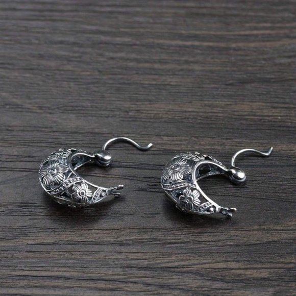 Small Vintage Exquisite Silver Flower Pattern Circle Earrings - Picture 3 of 5